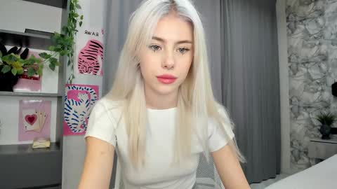 Snapshot of lama0 chatting on 09.23.25 Erika online show from 09.23.25
