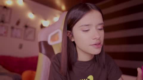 Snapshot of lana_dreams_ chatting on 10.22.25 Lana online show from 10.22.25