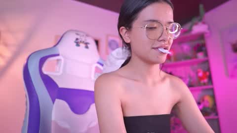 Snapshot of lana_dreams_ chatting on 11.21.25 Lana online show from 11.21.25