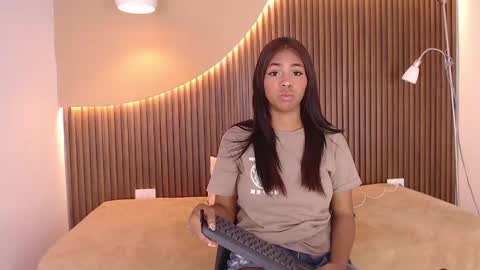 Snapshot of lana_starlet chatting on 02.19.25 katiuska online show from 02.19.25