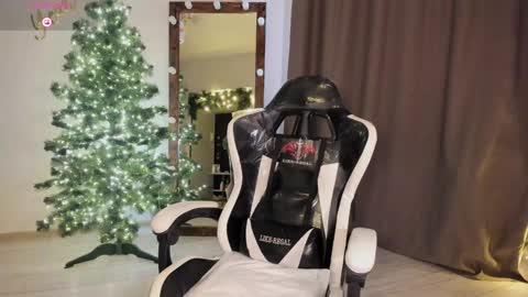 Snapshot of lana_younes chatting on 12.11.24 Lana online show from 12.11.24