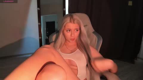 Snapshot of lana_younes chatting on 09.14.25 Lana online show from 09.14.25