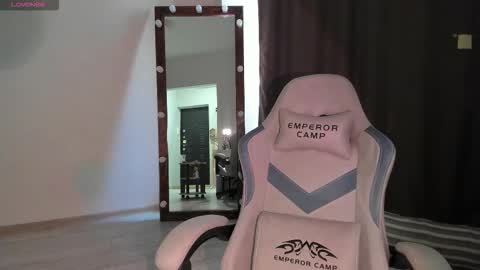 Snapshot of lana_younes chatting on 10.02.25 Lana online show from 10.02.25