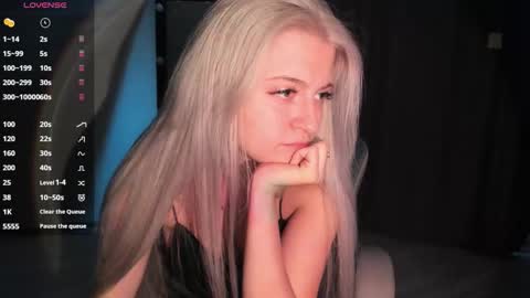 Snapshot of lana_younes chatting on 10.20.25 Lana online show from 10.20.25