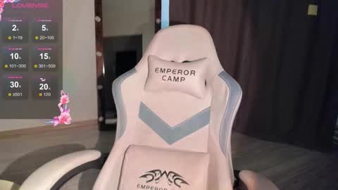 Snapshot of lana_younes chatting on 11.26.25 Lana online show from 11.26.25