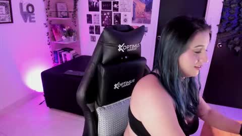 Snapshot of lanaherondale_ chatting on 11.20.25 lanaherondale_ online show from 11.20.25