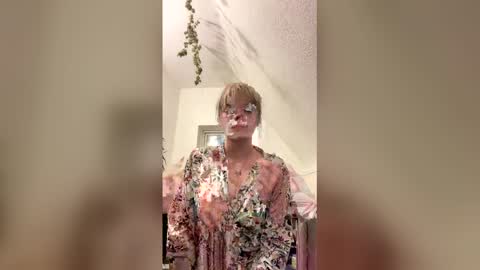 Snapshot of laneybel chatting on 12.04.25 laneybel online show from 12.04.25