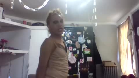 Lapuzzycat201923 online show from 12.04.24