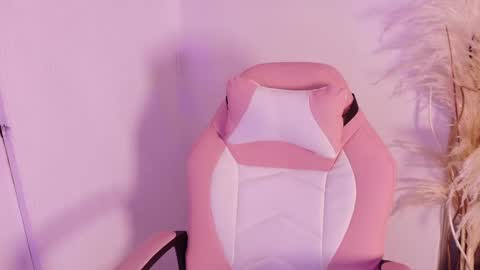 Lara Gill online show from 12.18.25