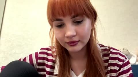 Snapshot of laraesagon chatting on 04.09.26 Lily online show from 04.09.26