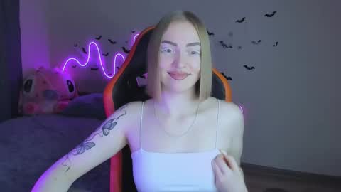 Snapshot of larakrein_lk chatting on 10.28.25 LaraKrein lk online show from 10.28.25