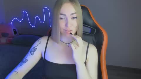 Snapshot of larakrein_lk chatting on 11.17.25 LaraKrein lk online show from 11.17.25