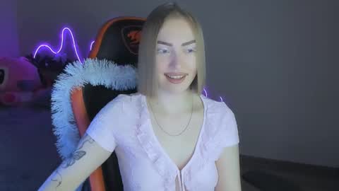 Snapshot of larakrein_lk chatting on 12.15.25 LaraKrein lk online show from 12.15.25