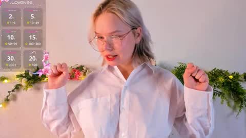 Snapshot of large_ocean chatting on 10.03.25 Rose online show from 10.03.25