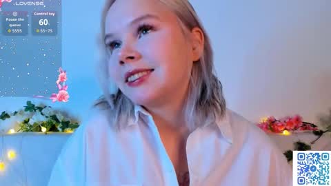 Snapshot of large_ocean chatting on 11.26.25 Rose online show from 11.26.25