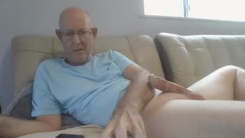 Snapshot of largerthan chatting on 03.08.26 largerthan- say hi on entry online show from 03.08.26