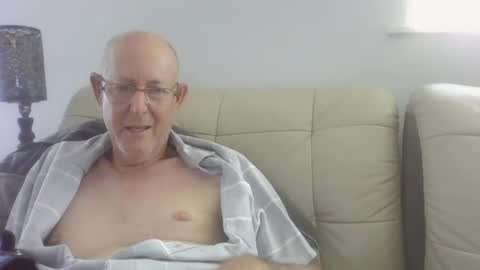 Snapshot of largerthan chatting on 03.11.26 largerthan- say hi on entry online show from 03.11.26