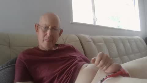 Snapshot of largerthan chatting on 04.01.26 largerthan- say hi on entry online show from 04.01.26