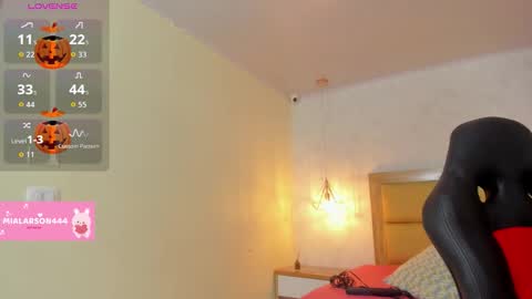 Snapshot of larsonmia chatting on 10.23.25 MIA online show from 10.23.25