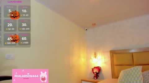 Snapshot of larsonmia chatting on 10.28.25 MIA online show from 10.28.25