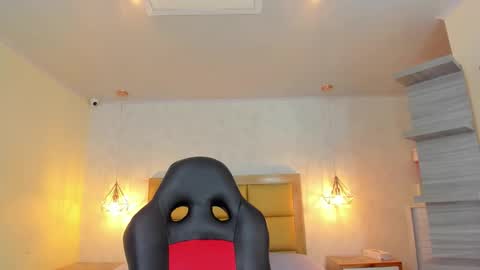 Snapshot of larsonmia chatting on 11.25.25 MIA online show from 11.25.25