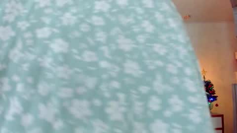 Snapshot of larsonmia chatting on 12.02.25 MIA online show from 12.02.25