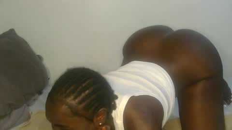 Snapshot of larvy12 chatting on 04.06.26 larvy12 online show from 04.06.26