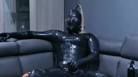 Snapshot of latexboy1986 chatting on 02.08.25 latex boy 38 online show from 02.08.25