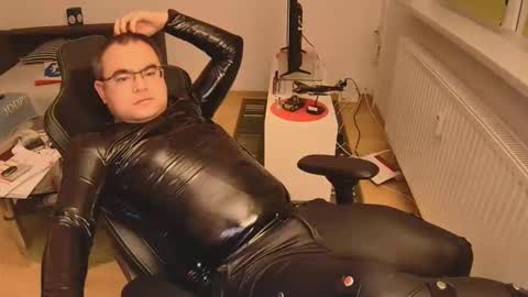 Snapshot of latexboy893 chatting on 12.01.25 latexboy893 online show from 12.01.25