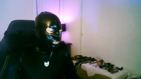 Snapshot of latexminheadroom chatting on 09.10.25 latexminheadroom online show from 09.10.25