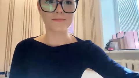 Snapshot of latiapetosa chatting on 06.17.26 Mia online show from 06.17.26