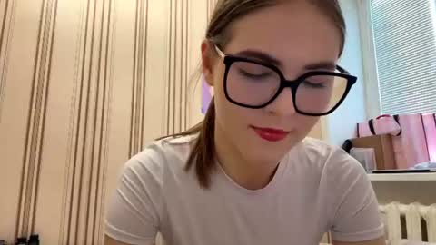 Snapshot of latiapetosa chatting on 06.25.26 Mia online show from 06.25.26