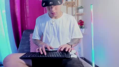 Snapshot of latiin_boy21 chatting on 11.08.25 latiin_boy21 online show from 11.08.25