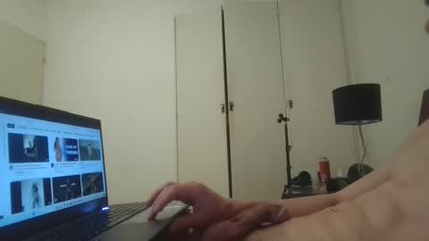 Snapshot of latin_pap chatting on 10.27.25 latin_pap online show from 10.27.25