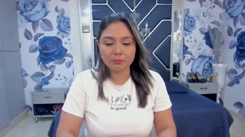 Snapshot of latinaholequeen chatting on 11.11.25 EMMA online show from 11.11.25