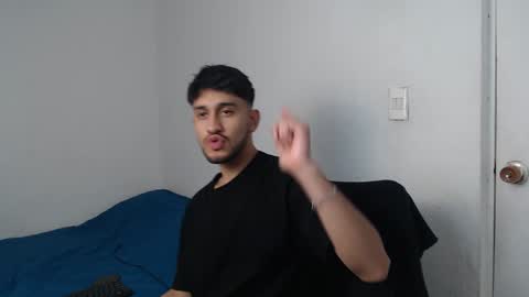 Snapshot of latinbunny7779 chatting on 01.25.25 camilo online show from 01.25.25