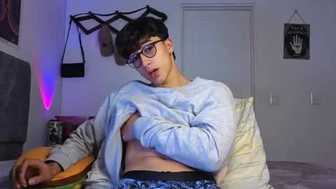 Snapshot of latinguyxl chatting on 01.09.26 Logan online show from 01.09.26