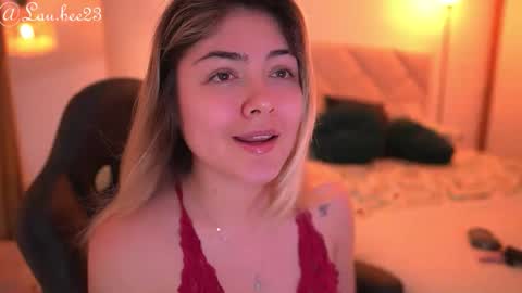 Snapshot of lau_bee_ chatting on 09.29.25 Laura online show from 09.29.25