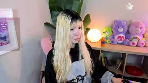 laukyubey1 online show from 11.20.25