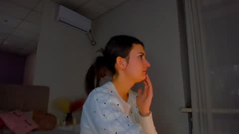 Snapshot of laura__leee chatting on 12.09.24 Laura online show from 12.09.24