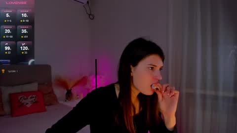 Snapshot of laura__leee chatting on 02.01.25 Laura online show from 02.01.25