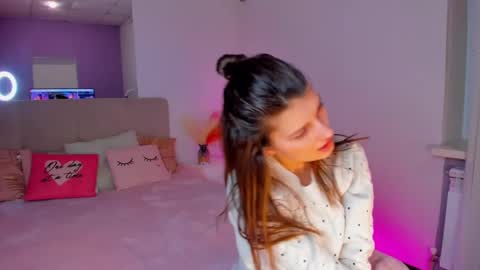 Snapshot of laura__leee chatting on 02.10.25 Laura online show from 02.10.25