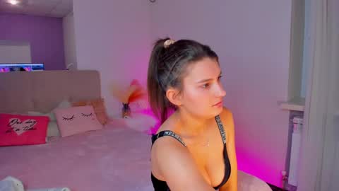 Snapshot of laura__leee chatting on 02.10.25 Laura online show from 02.10.25