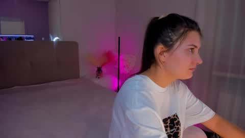 Snapshot of laura__leee chatting on 03.11.25 Laura online show from 03.11.25