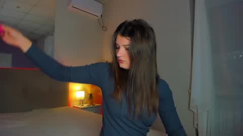 Snapshot of laura__leee chatting on 10.06.25 Laura online show from 10.06.25