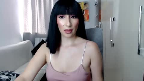 Snapshot of laura_pervert_ chatting on 11.06.25 Laura online show from 11.06.25