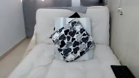 Snapshot of laura_pervert_ chatting on 11.22.25 Laura online show from 11.22.25