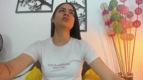 Snapshot of laura_soe chatting on 01.11.25 LAURA SOE online show from 01.11.25