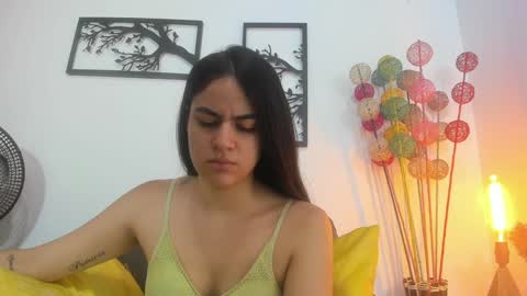 Snapshot of laura_soe chatting on 01.11.25 LAURA SOE online show from 01.11.25