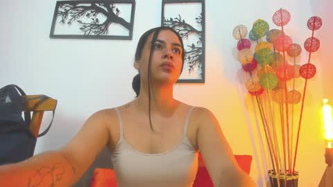 Snapshot of laura_soe chatting on 01.16.25 LAURA SOE online show from 01.16.25
